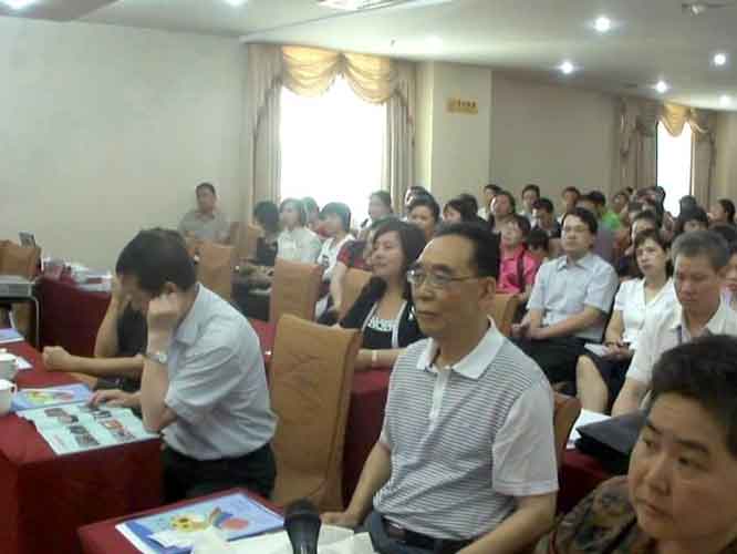 各界人士認(rèn)真聽胡總授課.jpg